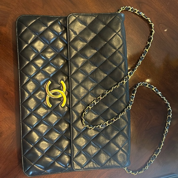CHANEL vintage black XXL classic flap clutch bag with shoulder strap. - Picture 3 of 15